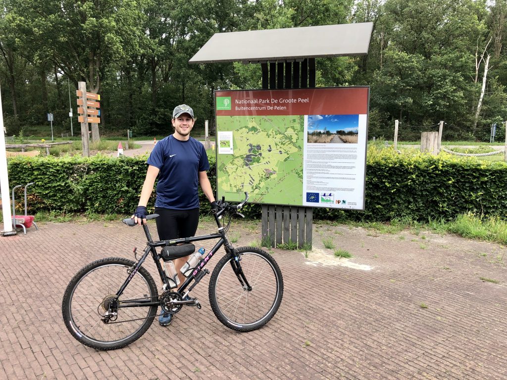 Bij Nationaal Park De Groote Peel, halverwege